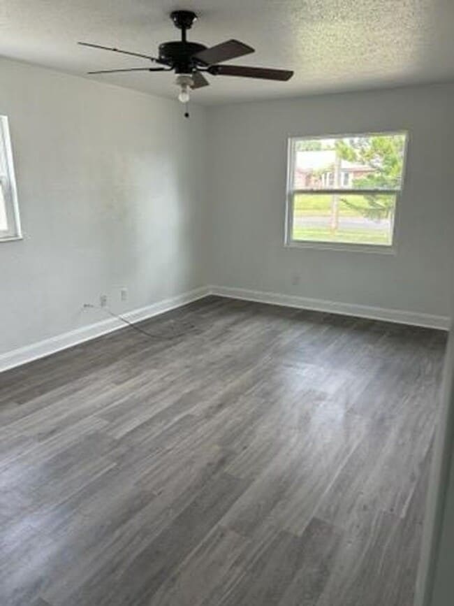 Building Photo - 1645 E Paradise Ln