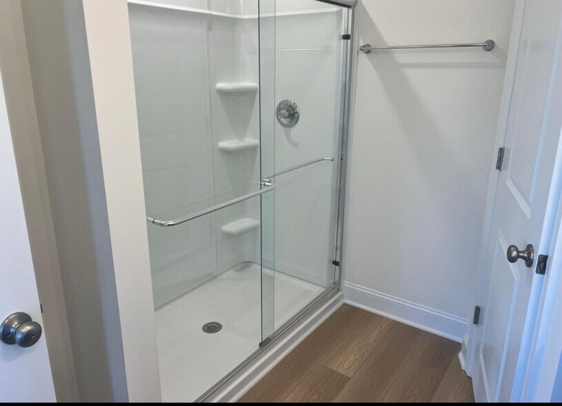 Master bathroom - 48 Begonia St