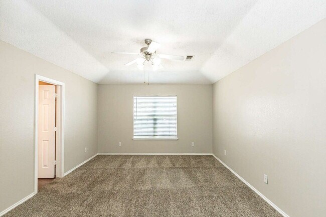 Building Photo - 3 bedroom 3 Bath House plus office