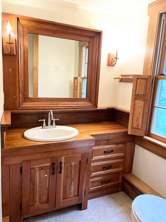 Building Photo - Private single family home for rent in East haddam