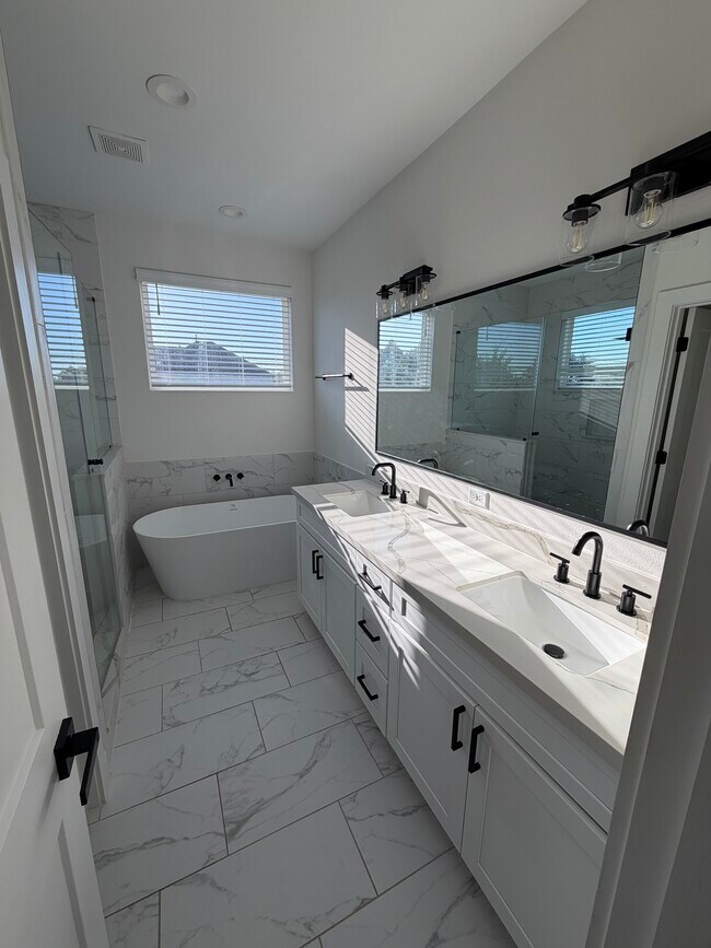 Building Photo - 3038 Live Oak St