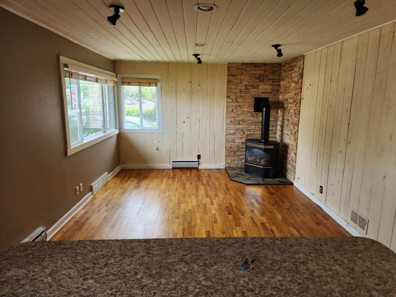 Building Photo - 1806 Alderson Ave