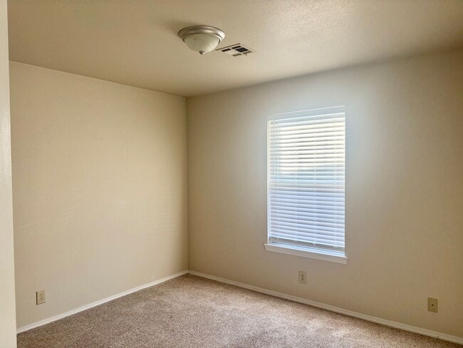 Building Photo - Beautiful 4 bedroom ranch style home in wonderful location off 101st between Memorial and Mingo