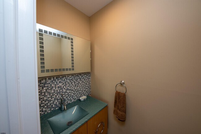 Building Photo - 3201 Bayland Dr
