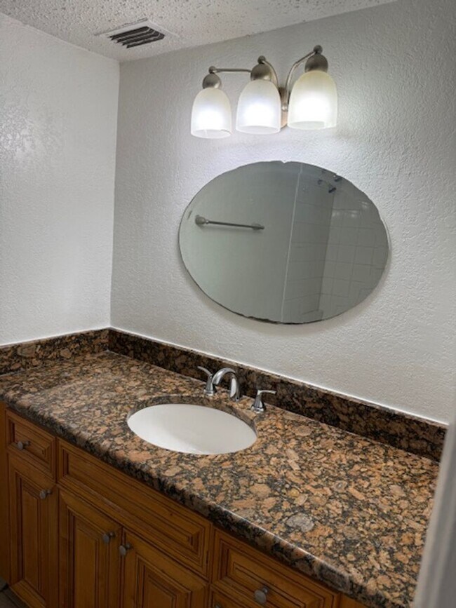 Building Photo - Privately owned 3 bedroom condo