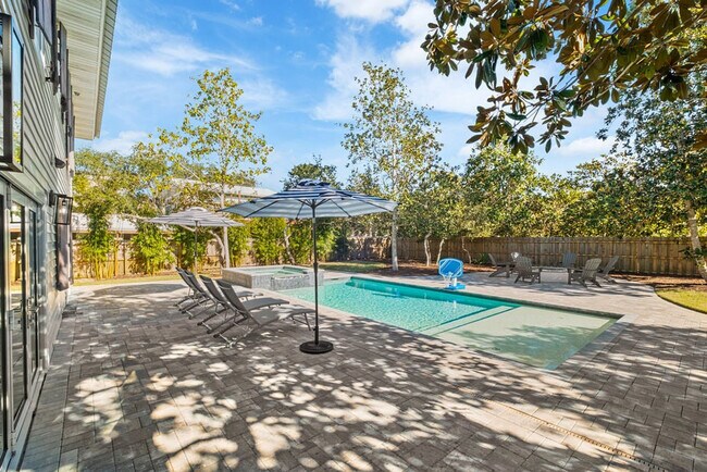 Building Photo - 383 Lakeview Dr