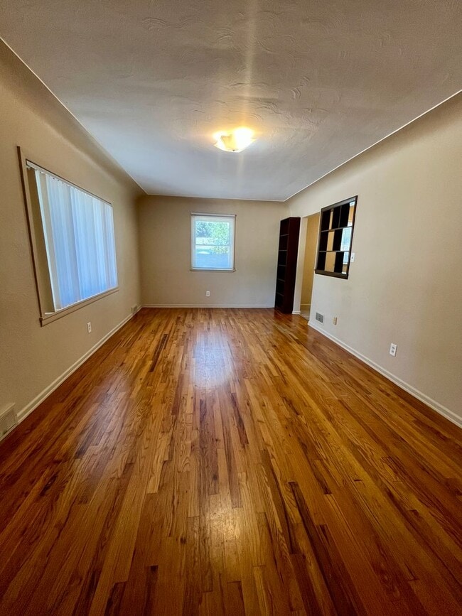 Building Photo - Charming 3-Bedroom Home with Spacious Layo...