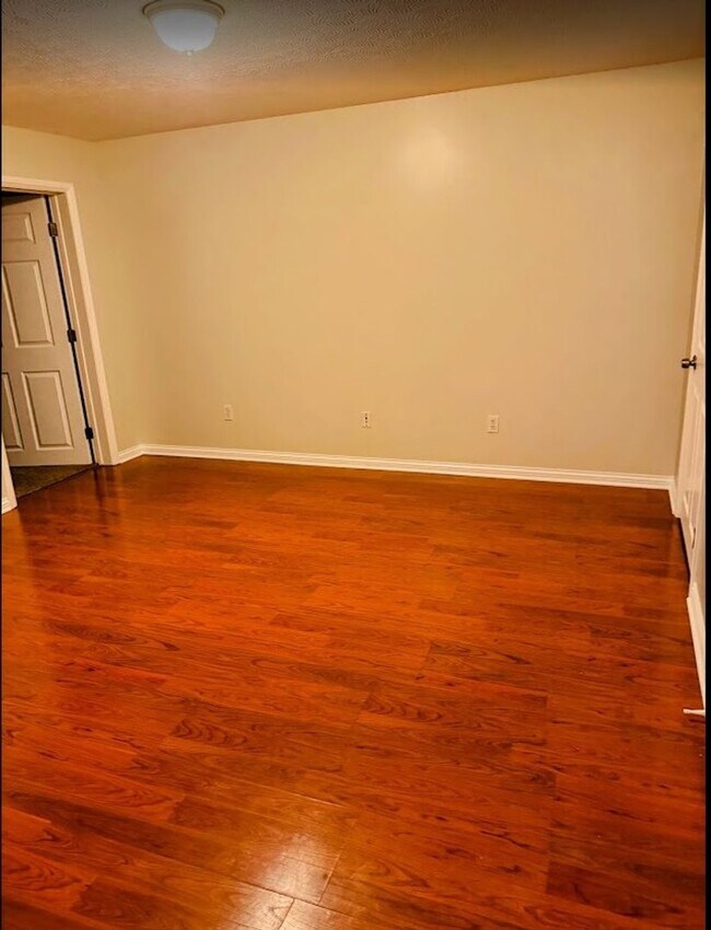Building Photo - Beautiful spacious 4 bed 4 bath Family Home