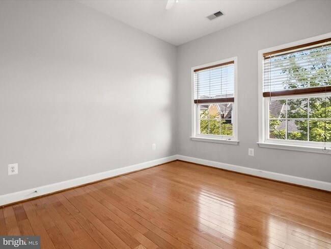 Building Photo - 563 Pelican Ave