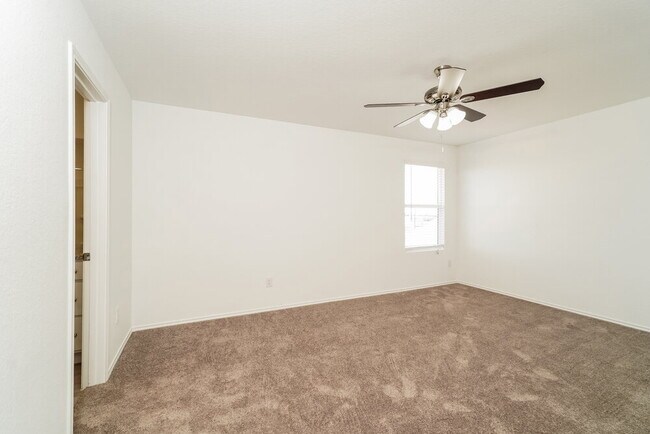 Building Photo - 2412 Lake Hls