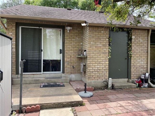 Building Photo - 1015 E Yager Ln