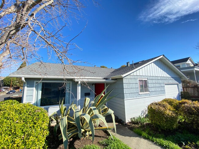 Building Photo - Great Single Story Home with water views