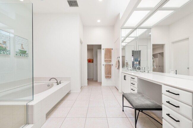 Building Photo - 220 Tomahawk Dr