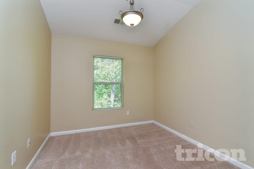 Building Photo - 1470 Knights Trail
