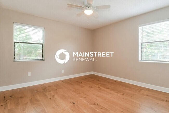 Building Photo - 4 Bedroom Pet-Friendly Home in Jacksonville, FL with Main Street Renewal