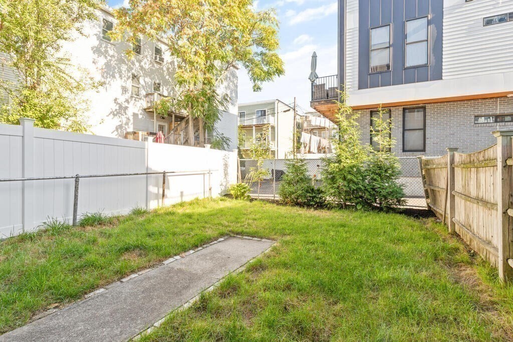 Building Photo - 260 Everett St
