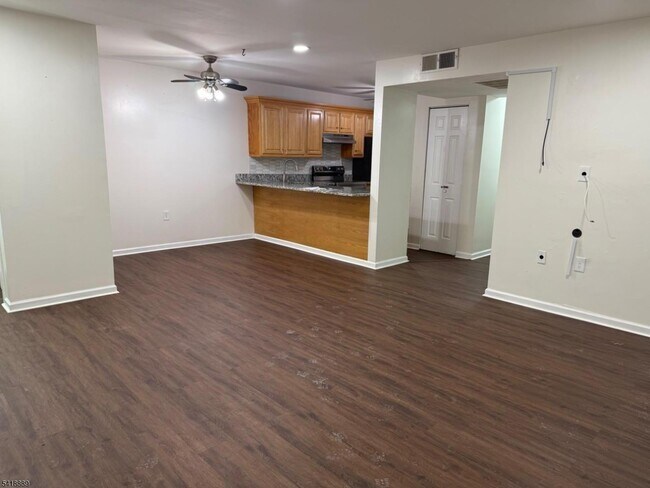 Building Photo - 751 Summer Ave