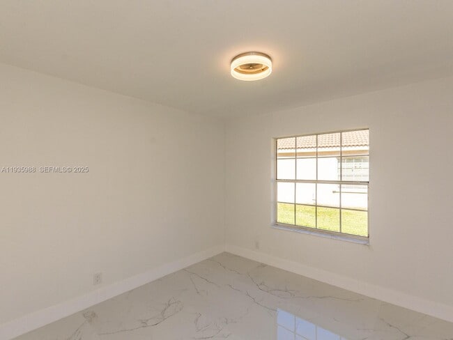 Building Photo - 381 Cameron Dr