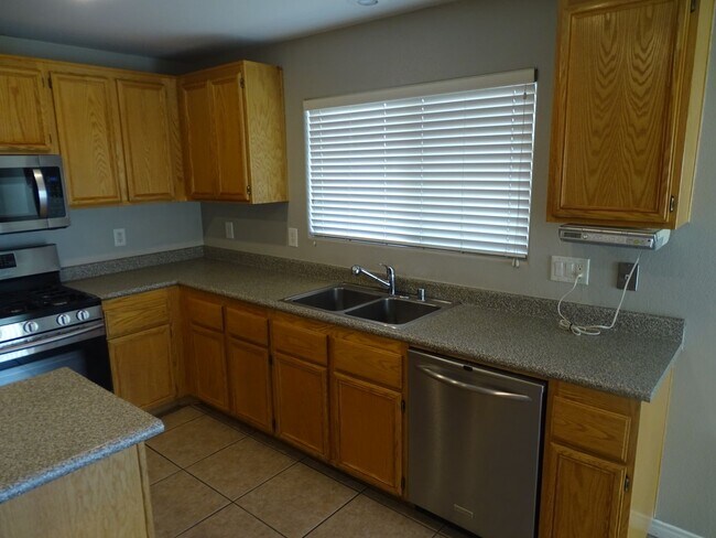 Building Photo - 3 Bed Southwest Home Convenient To The Durango Station Casino