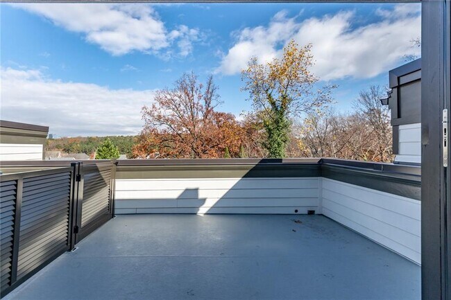 Building Photo - 883 Stone Crest Rd NE
