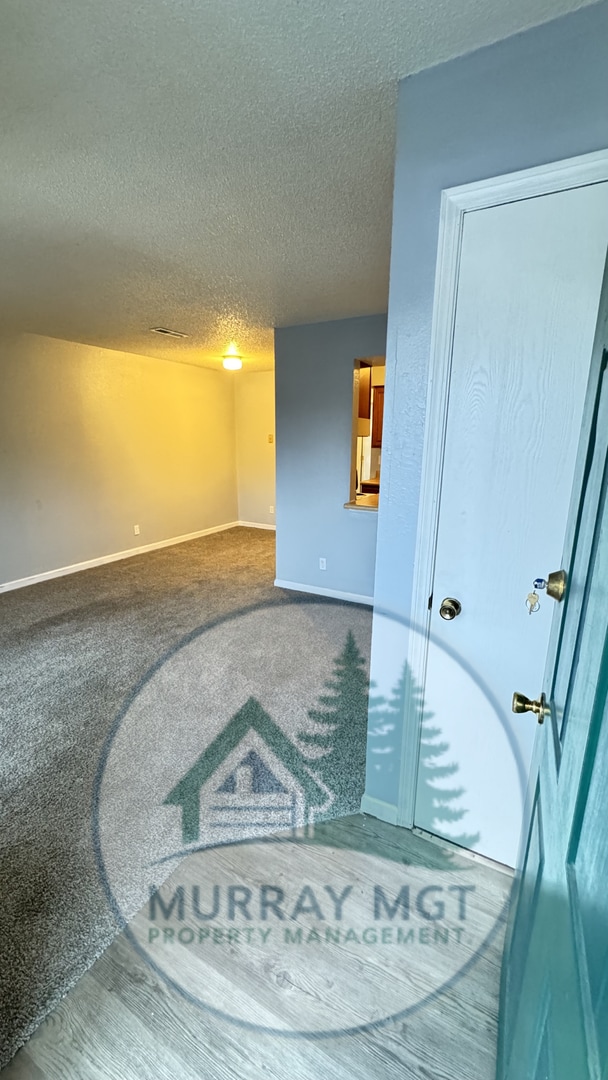 Building Photo - 2 Bedroom, 1 Bathroom Second Floor Apartment!