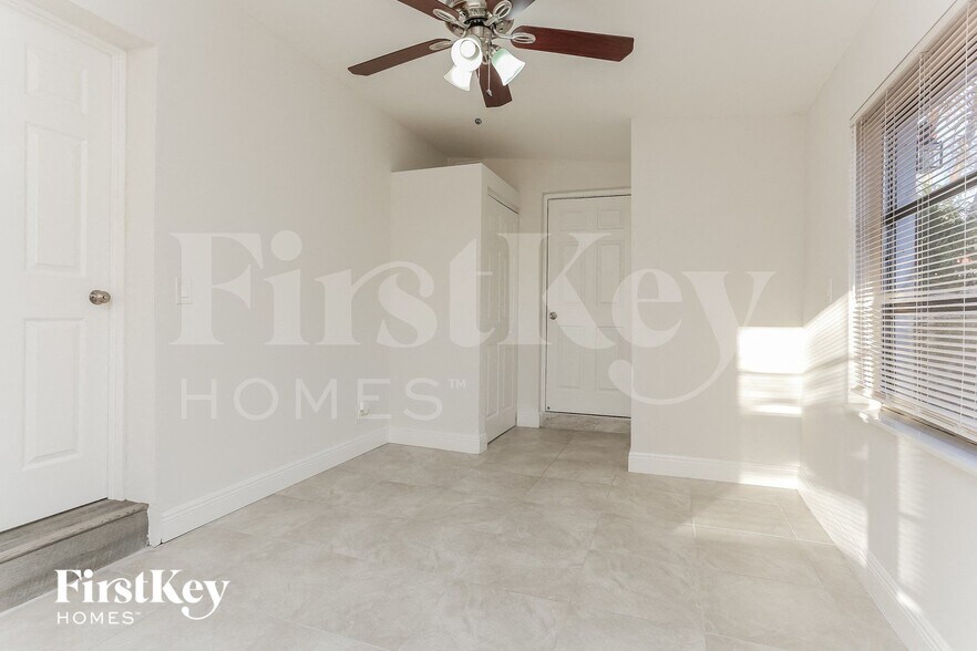 Building Photo - 1571 NE 44th St