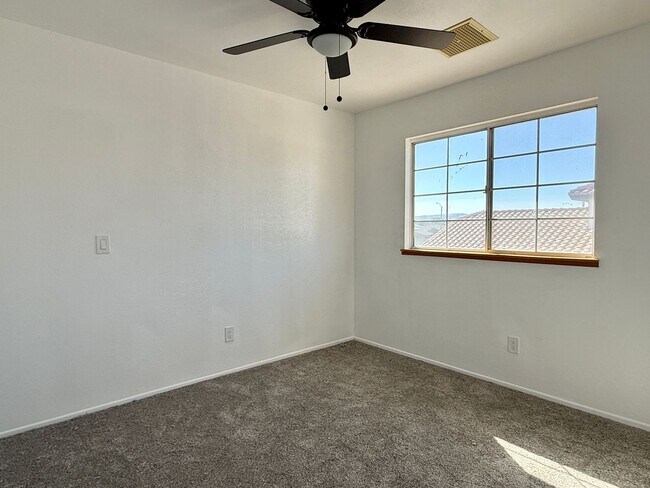 Building Photo - NORTHWEST SOLAR HOME - AVAILABLE NOW!