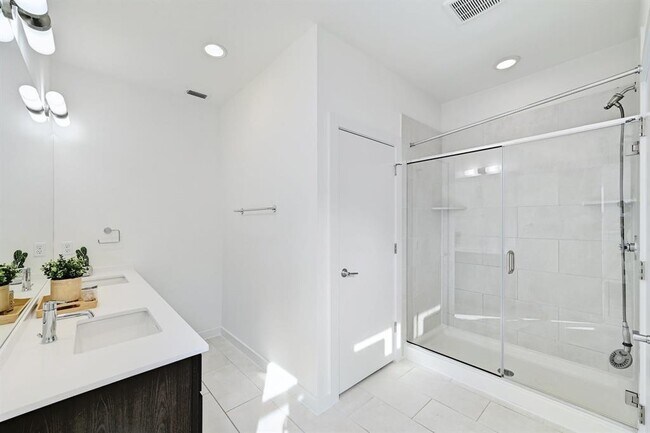 Building Photo - 705 N Bluff Dr