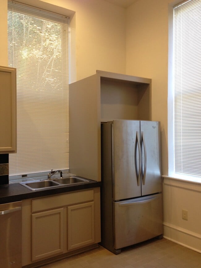 Building Photo - 1025 Church St