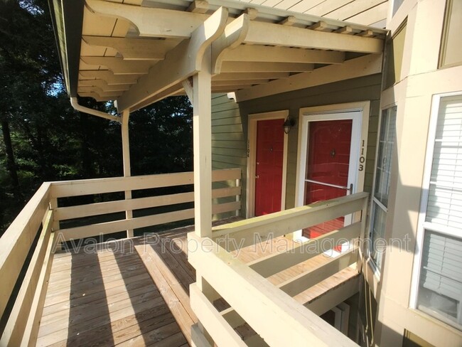 Building Photo - 1104 Riverview Dr