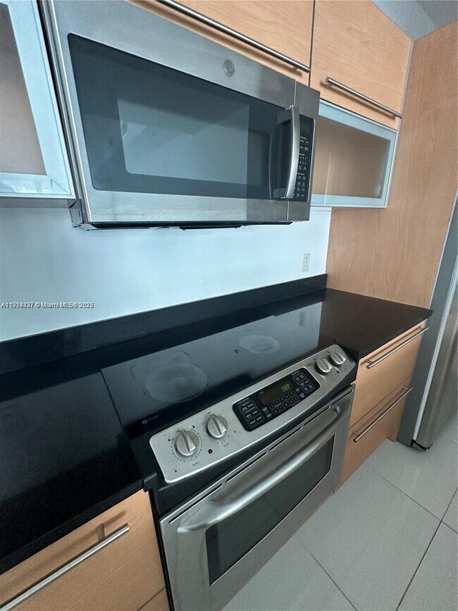 Building Photo - 951 Brickell Ave