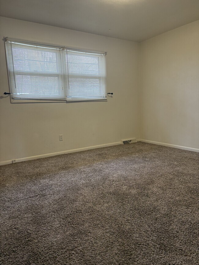 Building Photo - 408 Amherst Dr