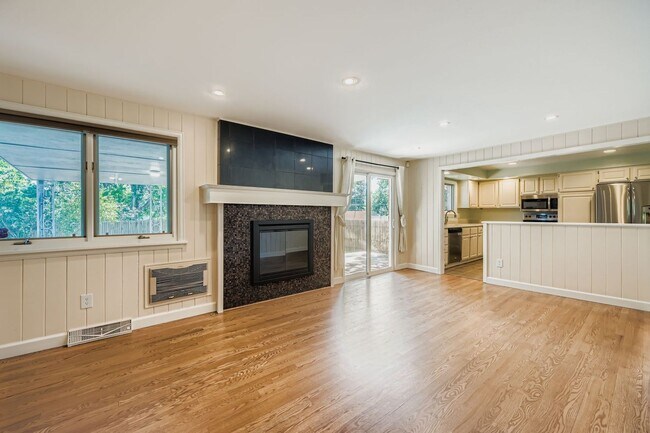 Building Photo - LOCATION! 4-bed 3-bath home located in the...