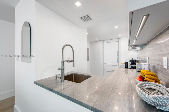 Building Photo - 4301 Collins Ave