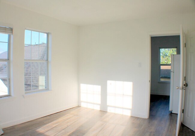 Building Photo - 508 N Wayside Dr