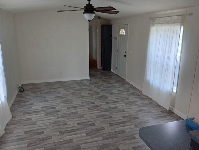 Building Photo - 202 Holly St