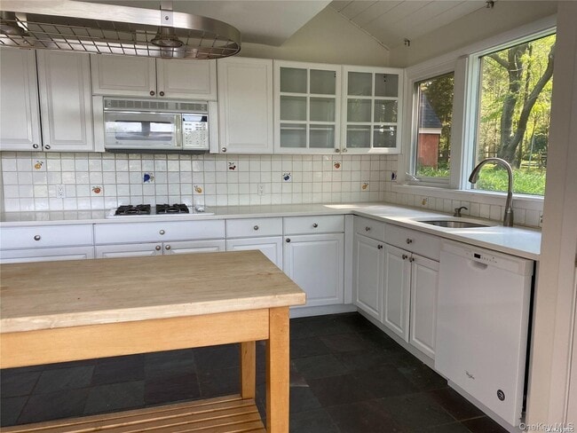 Building Photo - 1 Pine Point