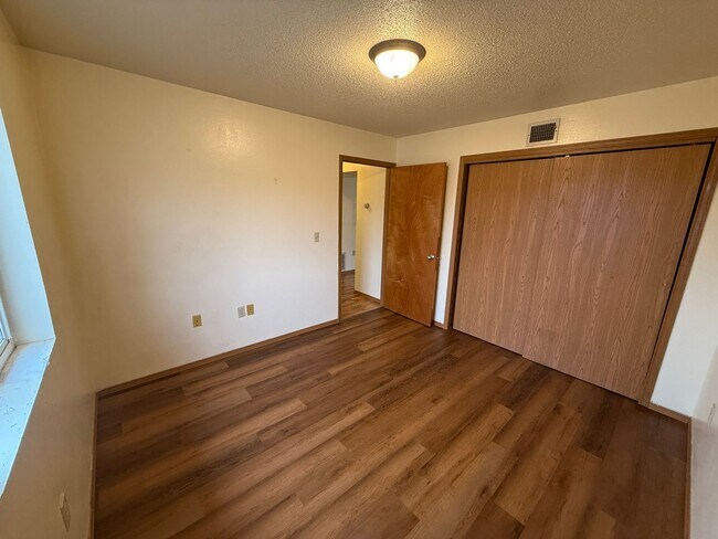 Building Photo - 2 Bedroom Upper Unit at the Driftless Apartments