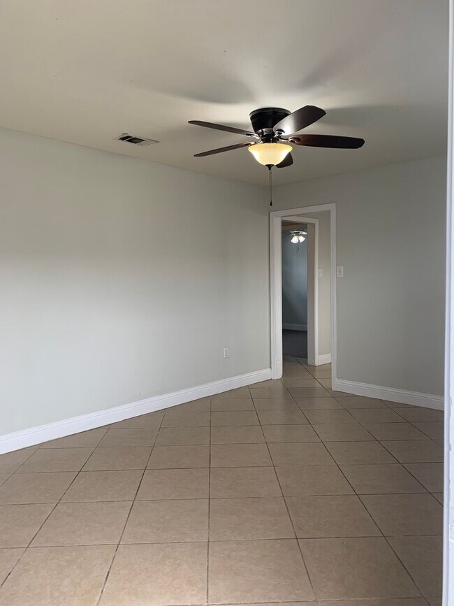 Building Photo - 510 Chalmette Ave