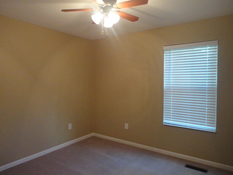 Building Photo - 3358 Village Dr