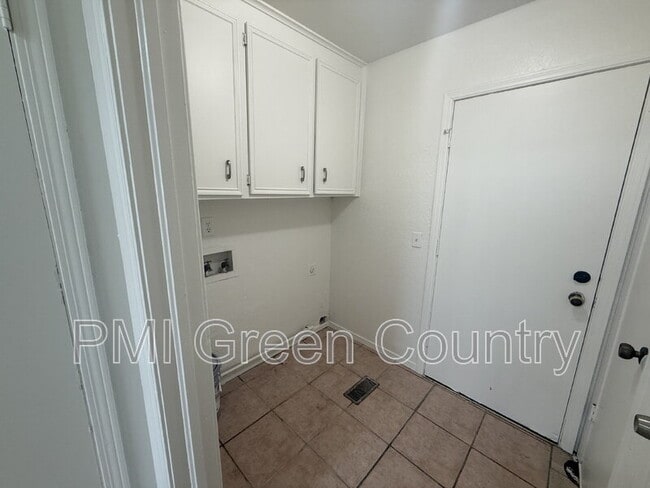 Building Photo - 9832 E 37th St