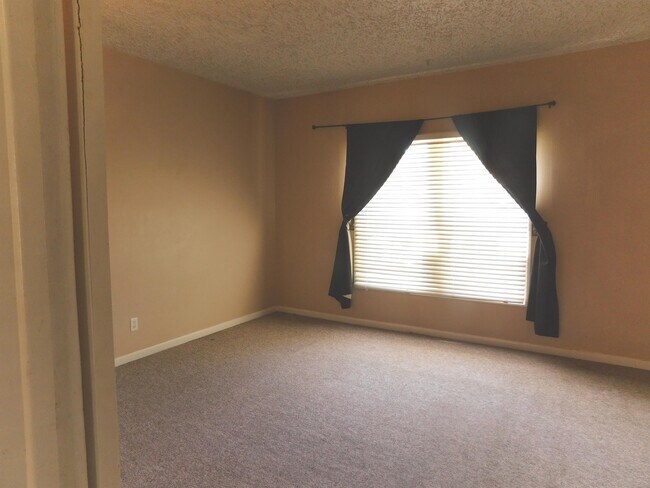 Building Photo - 1395 S 900 E