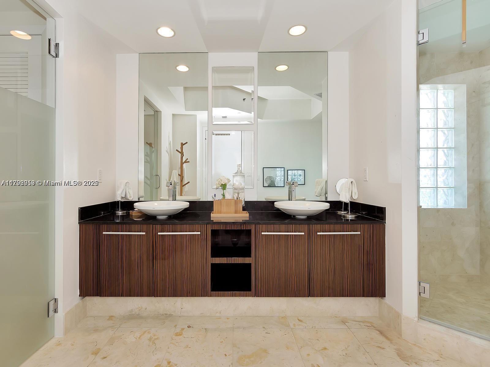 Building Photo - 2711 S Ocean Dr