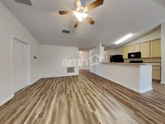 Building Photo - 2661 Fox Creek Dr E