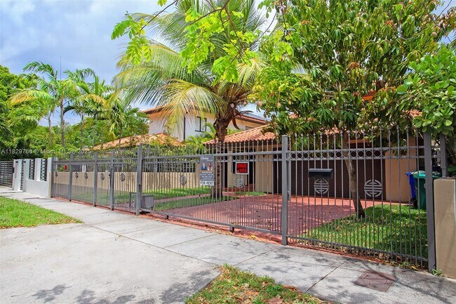 Building Photo - 443 SW 21st Rd