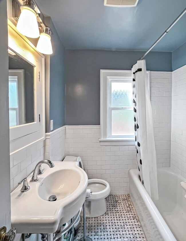 Building Photo - Charming Ravenna Home with Bonus Office, Basement & Fenced Yard