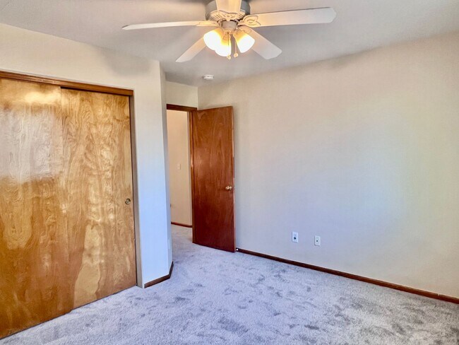 Building Photo - Wonderful 5 Bed/4 Bath Home Located on Qui...