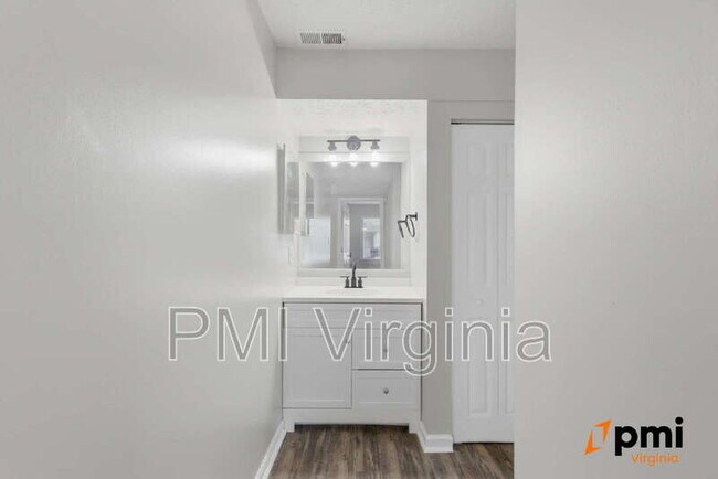 Building Photo - 326 Wells Ct