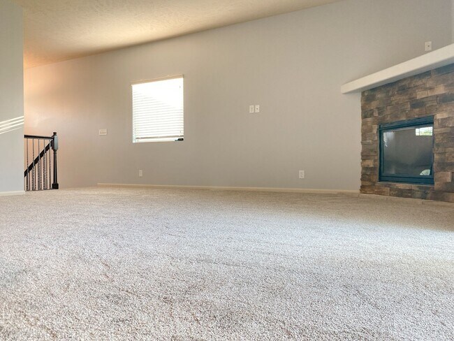 Building Photo - 1/2 MONTH OFF SUMMER MOVING SPECIAL!!! Upd...