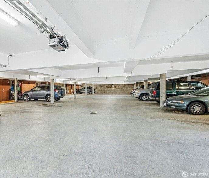 Shared garage space w/ space for 2 bicycles - 2200 Alki Ave SW